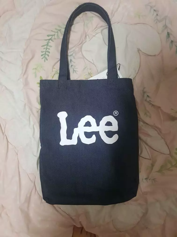 이 제품 자체로도 이쁘고 어떤 코디에도 다 예뻐서 자주 사용할것 같습니다 잘 사용하겠