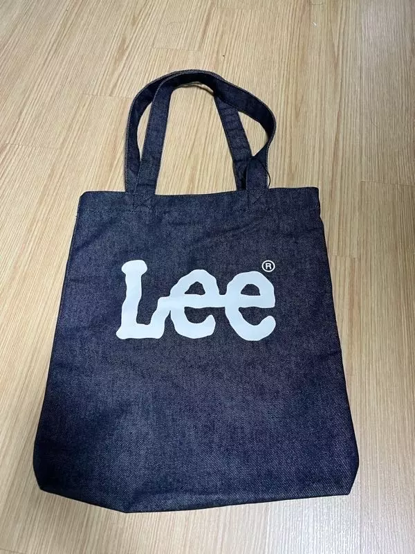 생각했던것보다 작아서 더 마음에 들고 손에 들고있으면 로고가 포인트도 되고 예뻐요!