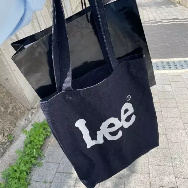 새로운 에코백 구할려고 알아보다가 맘에 들어서 바로 구매 했어요 너무 예뻐요