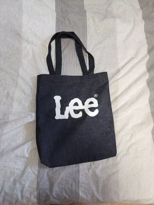 뭔가 사진보다 훨씬 작은 느낌이에요. 그치만 색감은 진하고 여름에 활용하기 좋네요. 