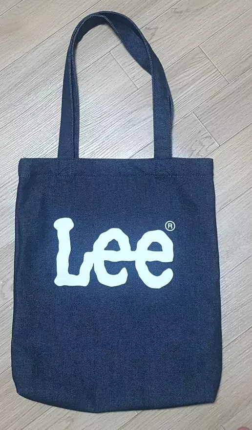 진짜 무난하게 입기 가능한 에코백이라서 좋네요 여름에 시원해 보여요