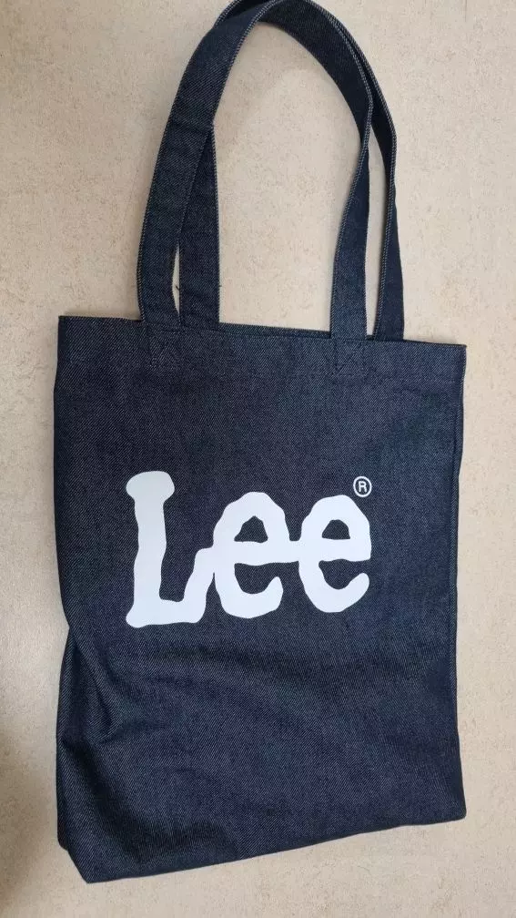 오정규님 추천으로 구매했는데 데님바지 티셔츠에 데일리하게 들고 다니기 너무 좋네요