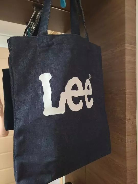 생각보다 밝고 길고 좁은편입니다. 실용성은 다른 에코백보다 떨어지지만 멋과 핏은 다