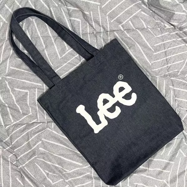 에코백하나 있어야 했는데 색감도 맘에 들고 수납공간이 넉넉해서 좋아요