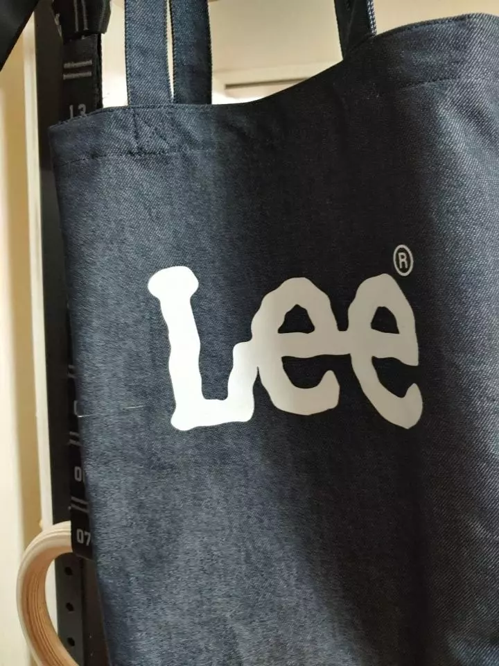 에코백 필요해서 구매했는데 색상도 좋고 품질도 좋네요수납공간도 넉넉하고 좋습니다