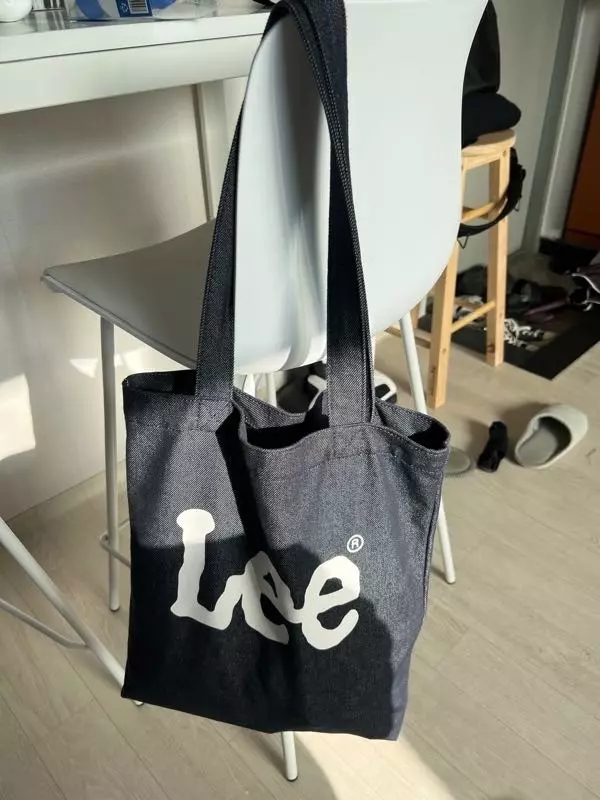 맨날 들고다녀요 작게 파우치도 있어서 이어폰같은거 넣으면 완젼편함