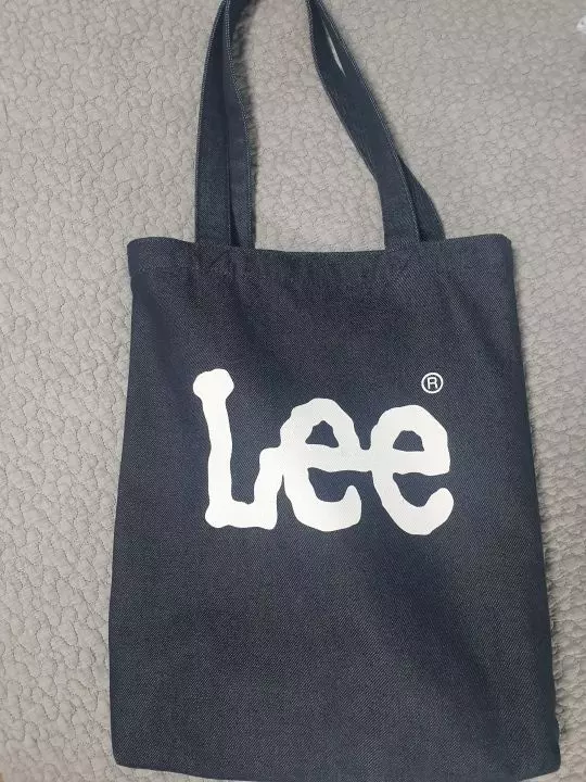 어떤 옷에 매칭하든 잘 어울리는 에코백이라고 설명할 수 있을거 같네요