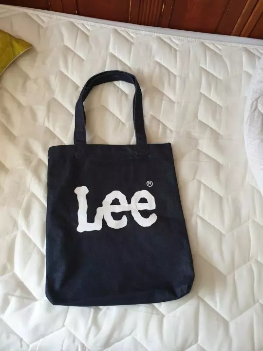 16그램 노트북을 쓰고있는데 넉넉히 들어가고 가방끈도 길어서 어깨에 매도 흘러내리지