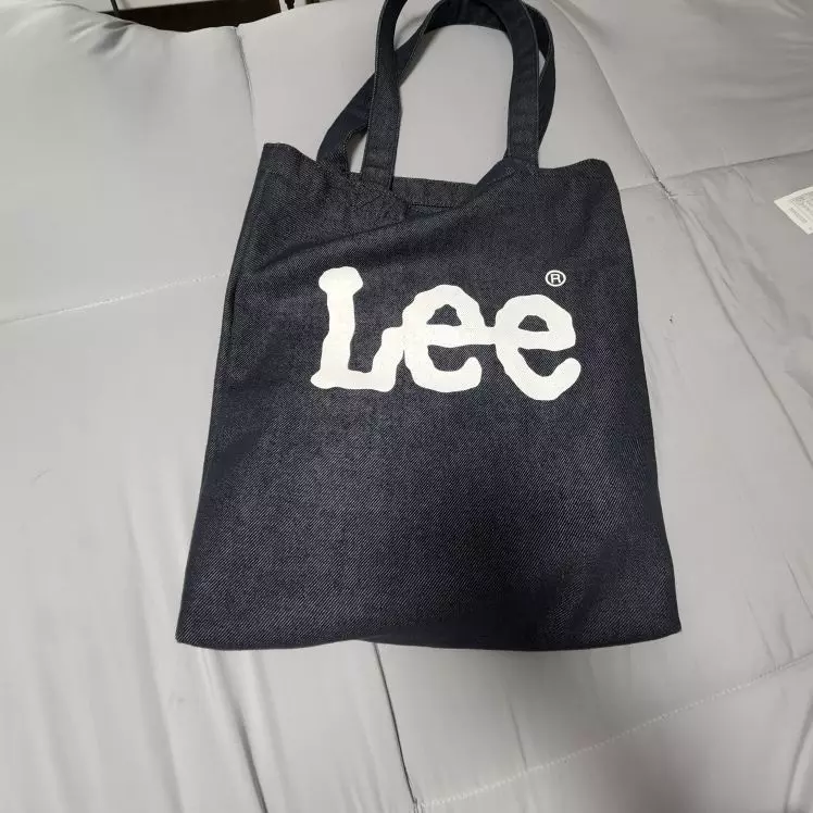 인디고색의 에코백을 찾고 있었는데 저렴한 가격에 좋은 가방을 찾은 것 같아요 요즘 나