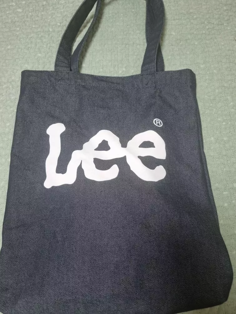 가볍게 들고다니기 참 좋아요~~ 색깔도 이뻐서 청바지랑 어울립니다