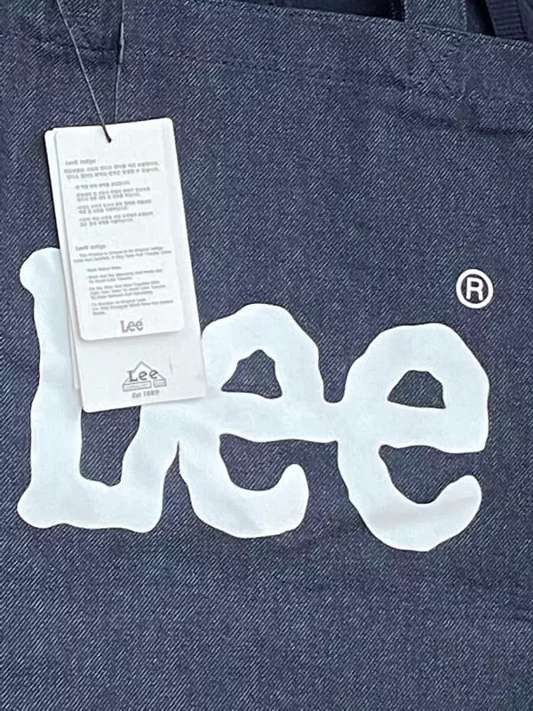 색감도 괜찮고 길이도 안에 수납도 넉넉해서 잘 들고 다닐거 같아요 