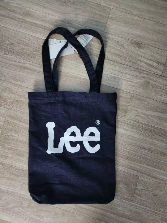 데일리한 룩에 어디든 잘 어울리는 에코백입니다. 기본템으로 좋아요!