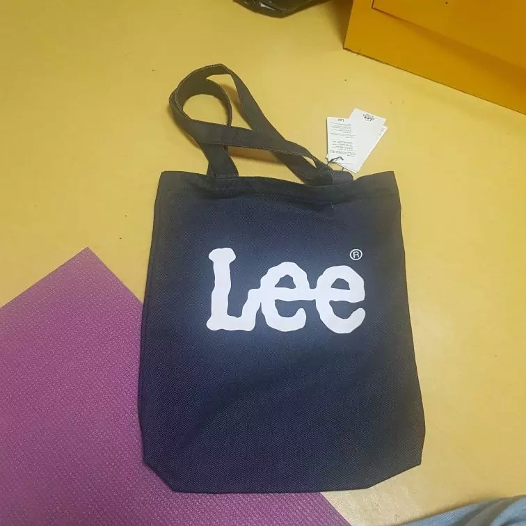 아이보리 잘써서 다크도 주문. 14인치 무거운 노트북 들어가도 튼튼해요. 실습때 노트북