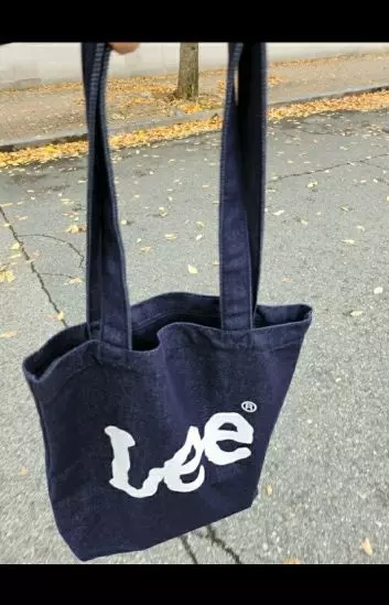 대학생인 친구 휘뚤마뚤 맬 가방으로 선물해줬는데 맘에 들어하네요 ㅎㅎ