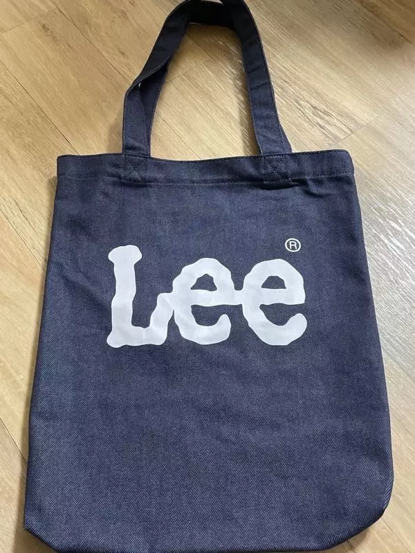 가방 진짜 예뻐요 .. ㅠㅠ 캐주얼하게 입고 포인트 주면 좋을 것 같아서 이 색으로 선택