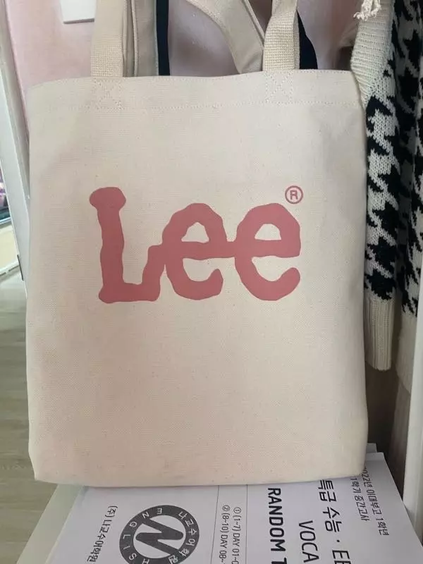 로고 색감이 핑크라 화사하니 넘 이뻐요사이즈도 넠넉하니 좋아요