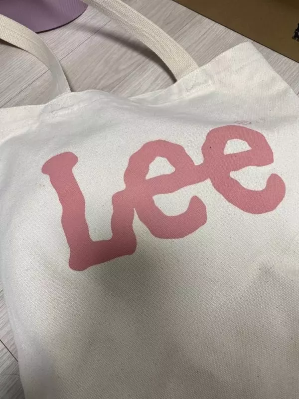 편하게 맬 가방이 필요해서 샀는데 딱 원하던느낌입니다 탄탄하고 좋아요 ㅎㅎ