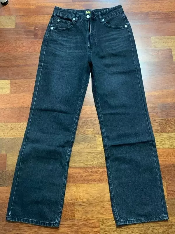 배송이 빨랐습니다. 사이즈는 생각보다 커서 놀랐지만 편하게 입을 수 있어요.