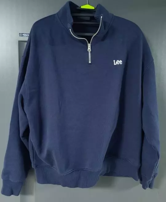 지금 선선할때 입기 좋은 두께에요 오버핏으로 생각보다 길이감도 있어서 편하고 예쁩니