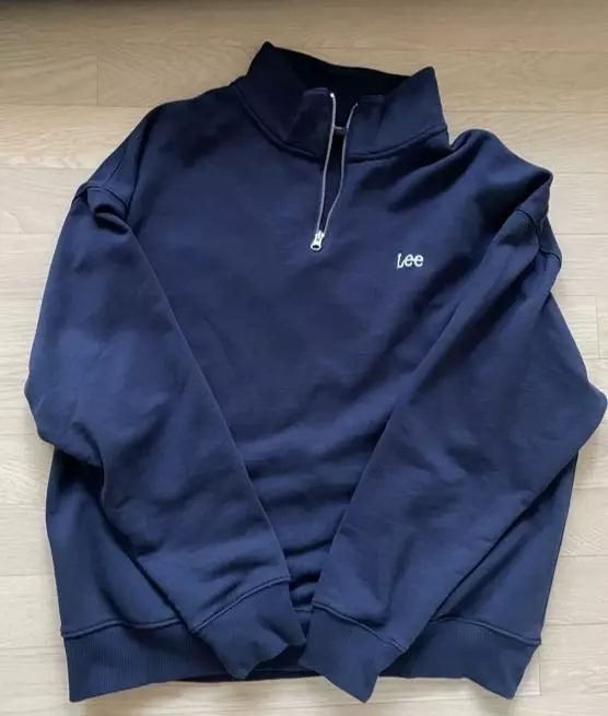 얇고 뻣뻣하지 않아서 편하게 입을 수 있어요색상 너무 예뻐요