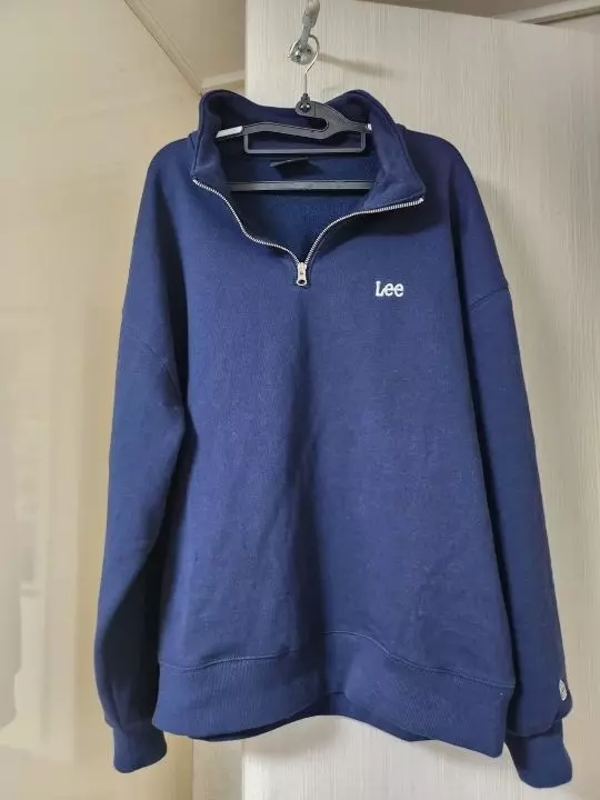 기모는 아니지만 안에 얇은티 입고 입으면 따뜻해서 입기 좋고 엉덩이 덮는 기장 원해서