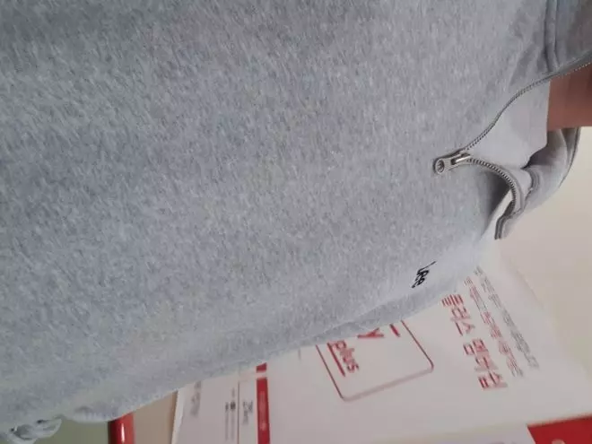 반집업은 흔하지만 정말 리 로고하나만 보고 샀는데레이어드해서 오버핏으로 입으니까 