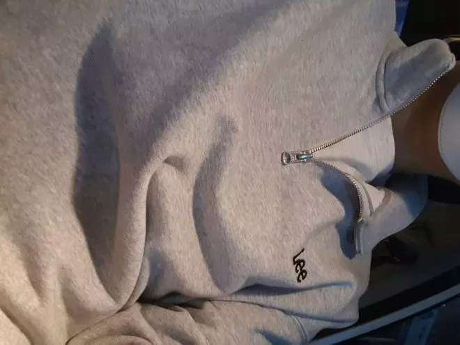 반집업은 흔하지만 정말 리 로고하나만 보고 샀는데레이어드해서 오버핏으로 입으니까 