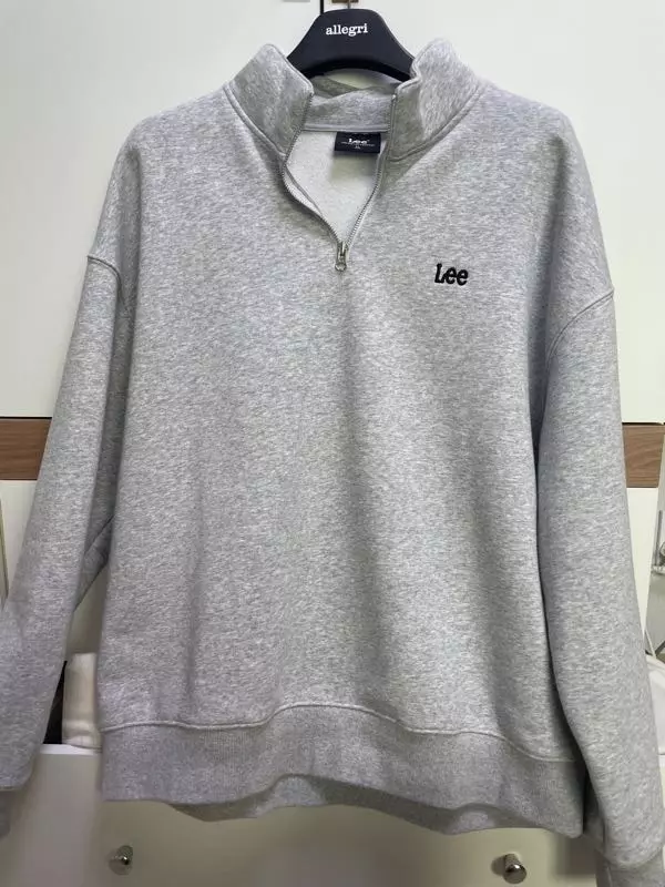 소재도 부드럽고 지금 딱 입기 좋은 두께입니다.물론 가성비 좋게 이쁘구요!