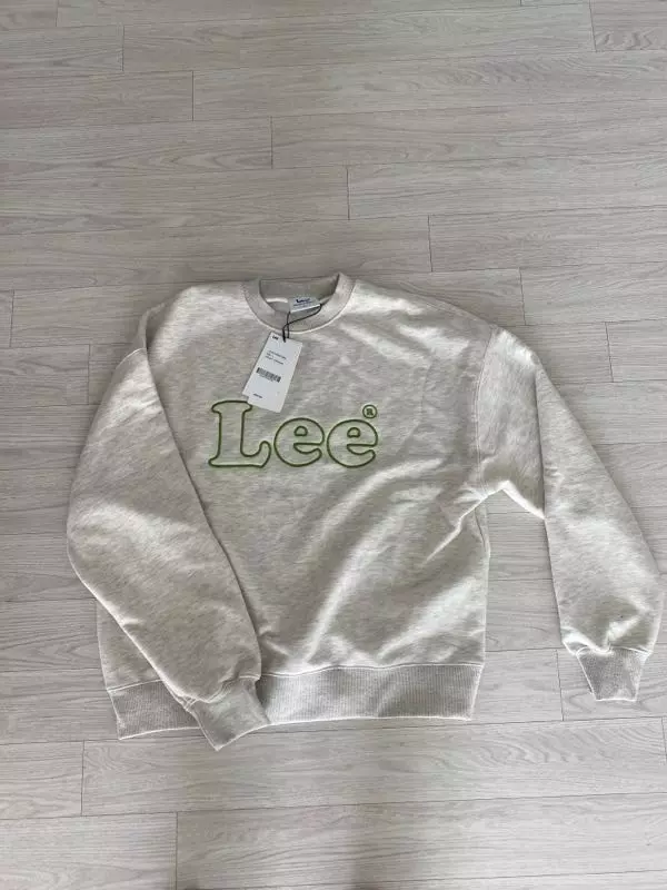 상큼하고 너무 예뻐요 자수로고가 연두색인게 봄에 찰떡입니다