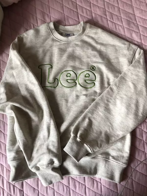 목 부분이 좀 좁다고 느껴지지만!! 옷이 예뻐서 상관 없어요 잘 입고 다니고 있습니다ㅎ