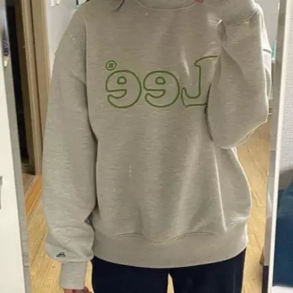 데님 바지랑 같이 입었더니 너무 예뻐요!! 색감도 너무 예쁜데 목부분이 조금 좁아서 입