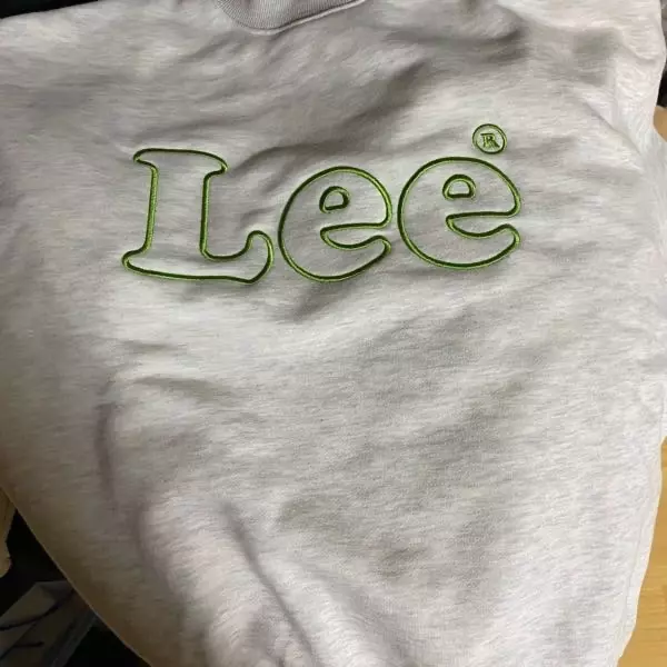 색감이 예쁘고 귀여워요! 사이즈는 좀 크지만 기모도 없어서 지금 입기에 딱이네욤