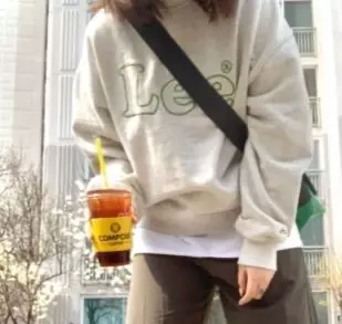 목이 좁아요 연두색 글자 포인트가 좋아서 샀어요