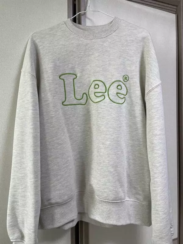 부담 없는 오트밀 컬러에 브랜드 로고 래터링이 초록색으로 돼있는 게 너무 예뻐요 👍🏻