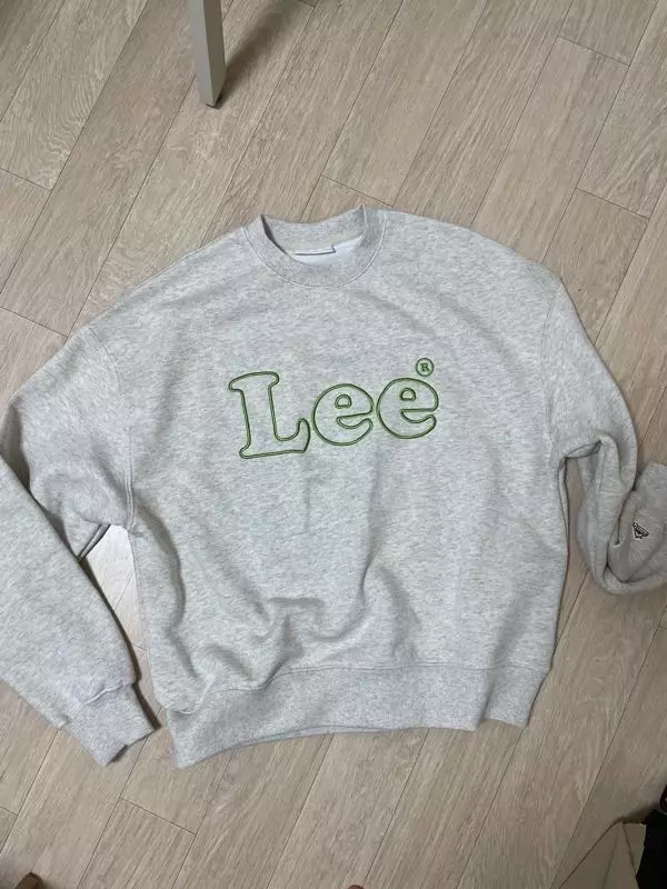 어깨선이 애매하긴한데 색감이 따뜻해서 이뻐요 오바핏으로 입기에 귀여울 것 같네요