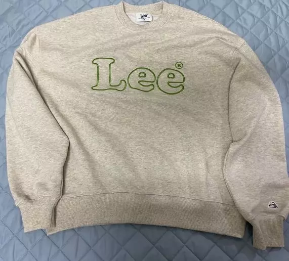 자수가 진짜 귀여워요~ 오트밀 컬러라 아무 옷에 매치하기도 좋아요! 목구멍이 작은거 