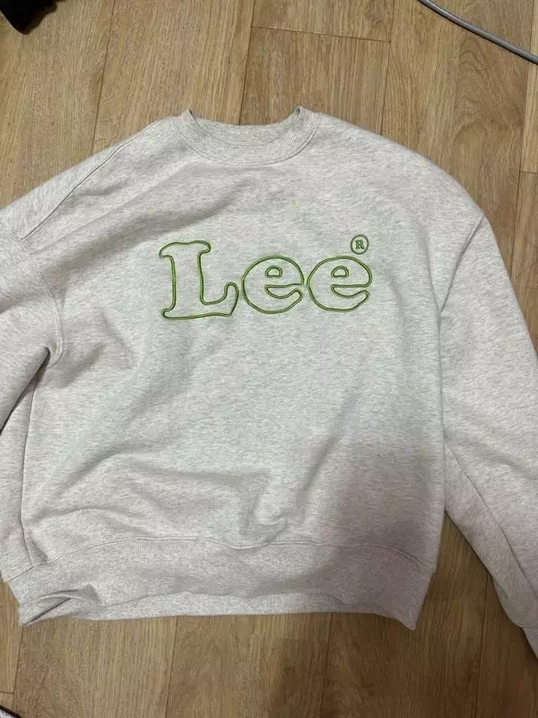 요즘 날씨에 너무너무 잘 입고있는 옷이예요!! 그렇게 얇지도않고 두껍지도않아서 요즘