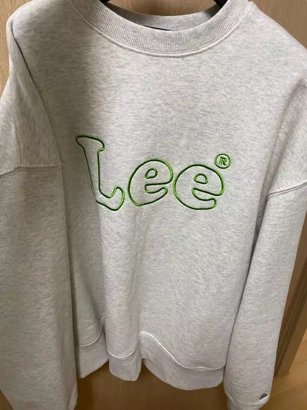 상품설명과 일치해요. 로고도 예쁘고 오버핏이라 편하게 입어요.