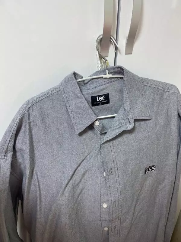 너무 크진 않을까 고민했는데 여성분들 오버핏으로 입기 딱 좋아요!  어깨도 안뜨고 ㅠ