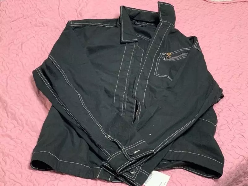 생각보다 엄청 얇았어요 일반 흰티정도 두께네요날씨 좀 풀리면 잘 입고 다닐거 같아요