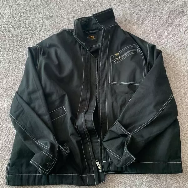 하얀 스티치에 리 로고가 귀엽구요 두께도 봄 중순까지 입을만한 얇기라서 괜찮은거 같