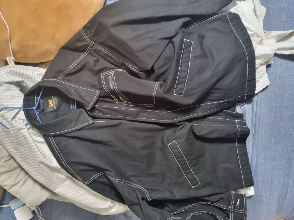 기대한대로의 옷이 왔어요. 디자인이 예쁘고 가볍고 걸치기 좋습니다