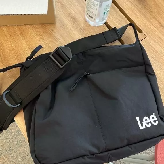 생각보다 커서 놀랬어요그래도 재질면에서는 인정입니다