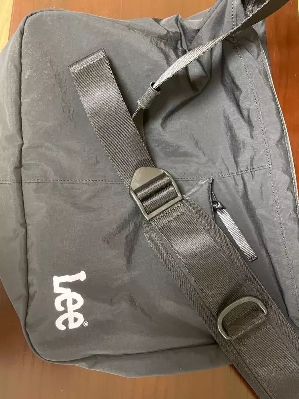 크기가 적당해서 너무 좋았어요 Lee 로고가 역시 놈 이뻐요 바스락 거리는 질이고 어디