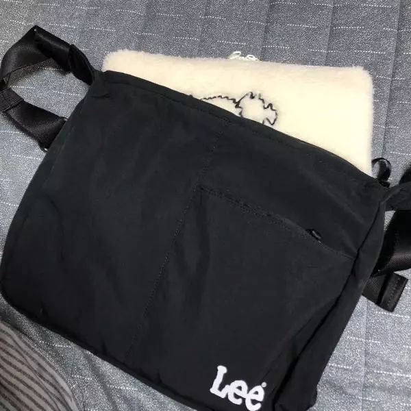 편하게 입을때 같이 메기 좋고 생각보다 수납할수 있는 공간이 넉넉해요. 아이패드 파우