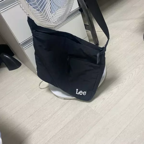 요새 매일매일 나갈때  꼭  매고 나가는거 같아요 ㅋㅋ가방 좋아여 굿 고민 하지말구 구