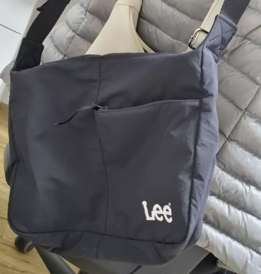 아이패드 파우치에 넣은게 딱 맞게 들어가는 사이즈에요! 맘에 드네요!