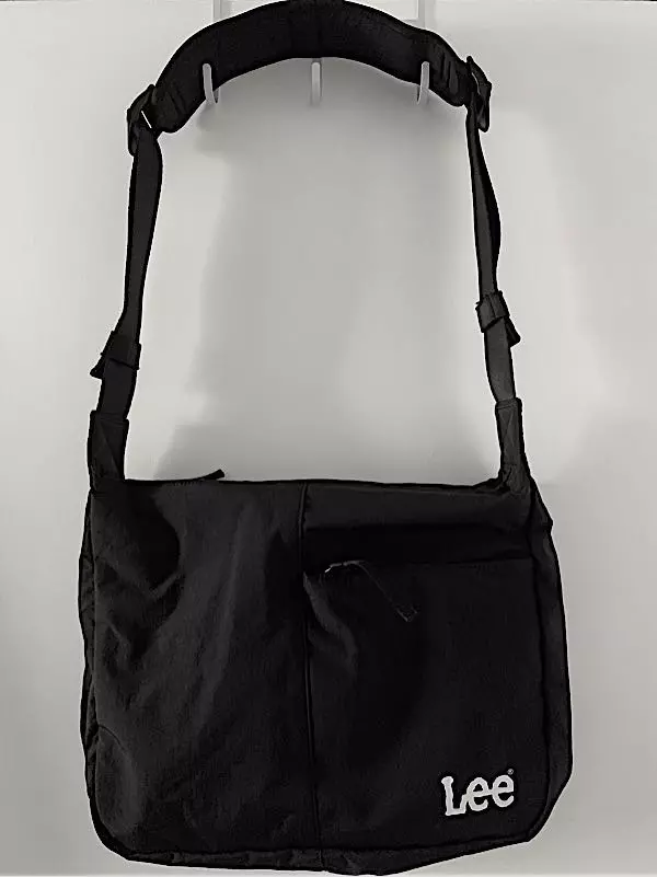 막 들기 좋아요. 기스걱정이나 구김걱정 없이 아무데나 던져놓을 수 있을것 같아요.