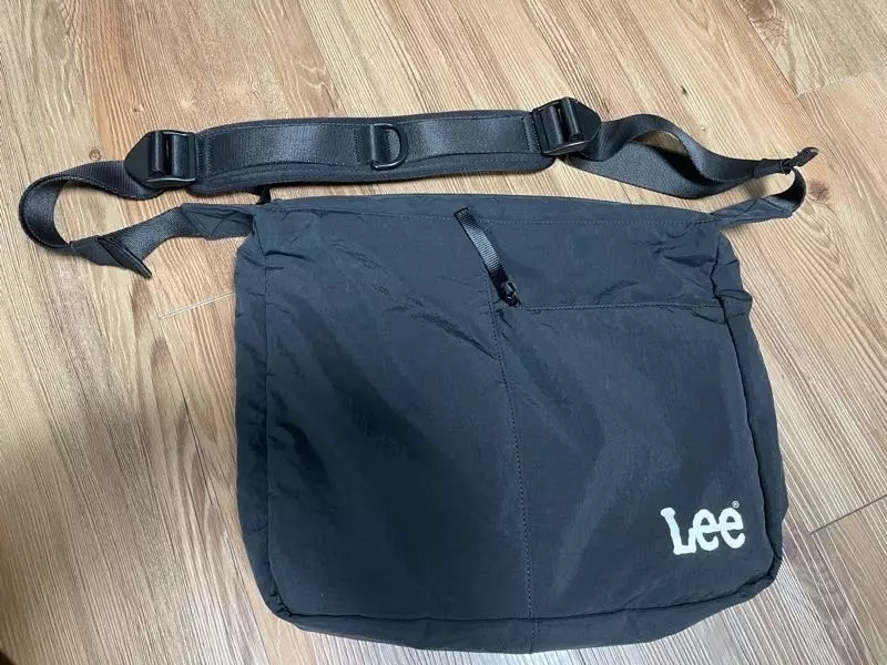 대학생이 들고다니기 좋은가방이에요 전공책도 여러개들어갑니다