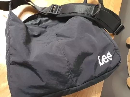 무겁지않고 가벼워서 들고다니기 좋구 사이즈도 적당해서 자주들고다녀요~